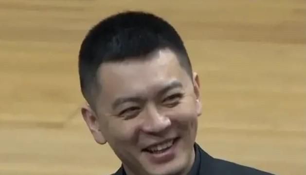在该组角色海报中，由汪铎饰演的三度王爵漆拉立于光阵之中，行走的姿态好似穿越而来，神情肃穆清冷，相较前作更具王者之气